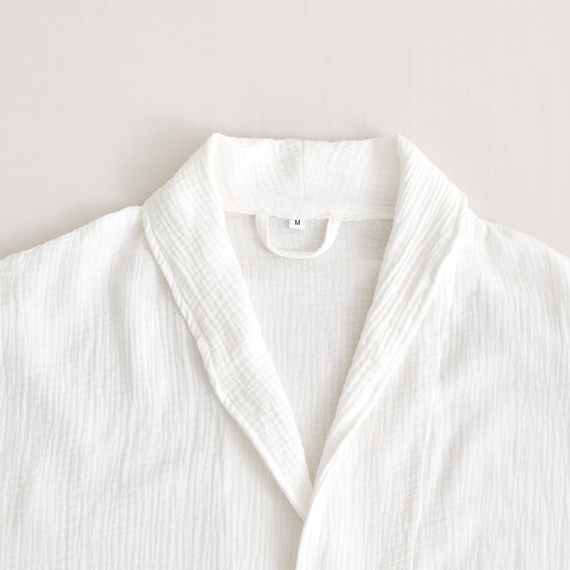 Doppellagiger Hotel-Bademantel aus Gaze-Baumwollstoff mit Schalkragen Doppellagiger Hotel-Bademantel aus Gaze-Baumwollstoff mit Schalkragen