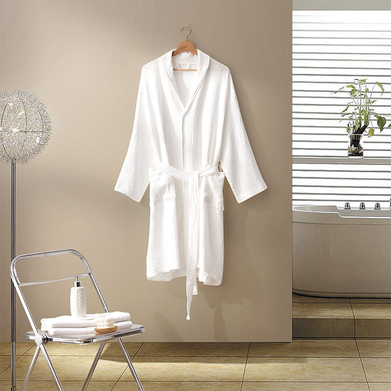 Doppellagiger Hotel-Bademantel aus Gaze-Baumwollstoff mit Schalkragen Doppellagiger Hotel-Bademantel aus Gaze-Baumwollstoff mit Schalkragen
