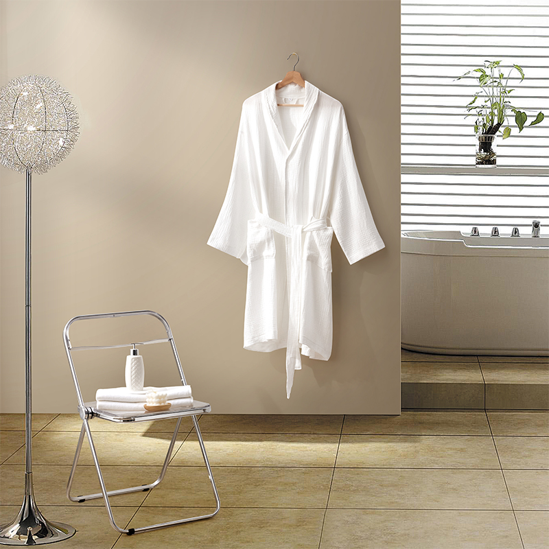 Doppellagiger Hotel-Bademantel aus Gaze-Baumwollstoff mit Schalkragen Doppellagiger Hotel-Bademantel aus Gaze-Baumwollstoff mit Schalkragen