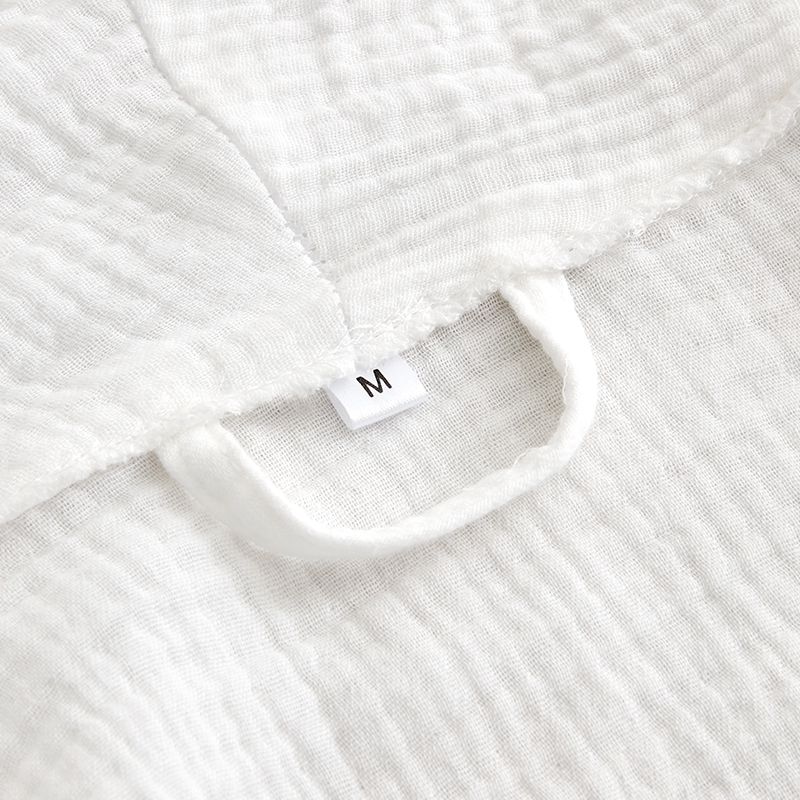 Doppellagiger Hotel-Bademantel aus Gaze-Baumwollstoff mit Schalkragen Doppellagiger Hotel-Bademantel aus Gaze-Baumwollstoff mit Schalkragen