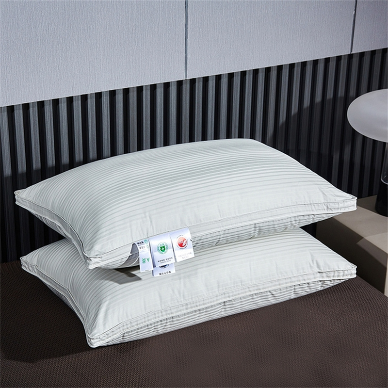 Dreilagiges Füllkissen aus Entendaunen, Satin-Streifenkissen