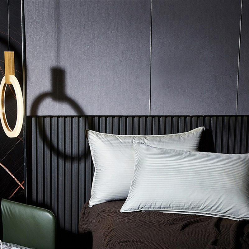 Dreilagiges Füllkissen aus Entendaunen, Satin-Streifenkissen Dreilagiges Füllkissen aus Entendaunen, Satin-Streifenkissen