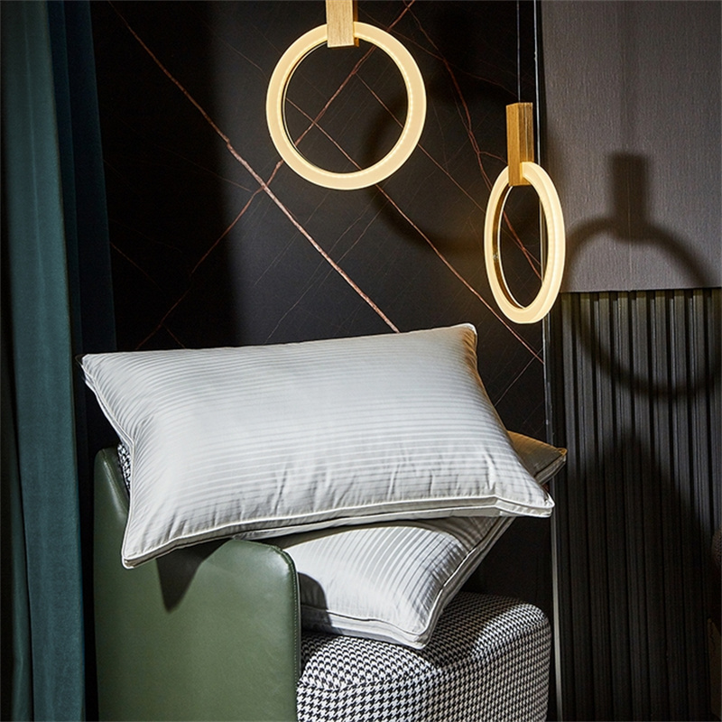 Dreilagiges Füllkissen aus Entendaunen, Satin-Streifenkissen Dreilagiges Füllkissen aus Entendaunen, Satin-Streifenkissen