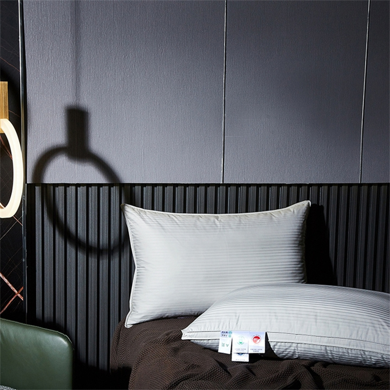 Dreilagiges Füllkissen aus Entendaunen, Satin-Streifenkissen Dreilagiges Füllkissen aus Entendaunen, Satin-Streifenkissen