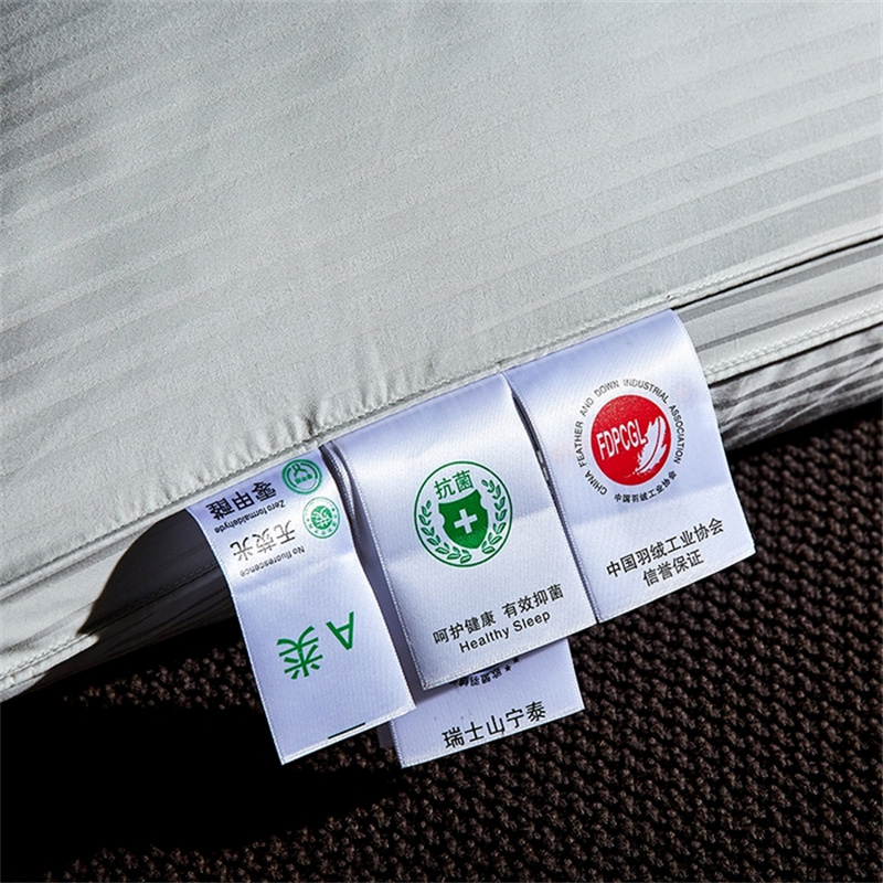 Dreilagiges Füllkissen aus Entendaunen, Satin-Streifenkissen Dreilagiges Füllkissen aus Entendaunen, Satin-Streifenkissen