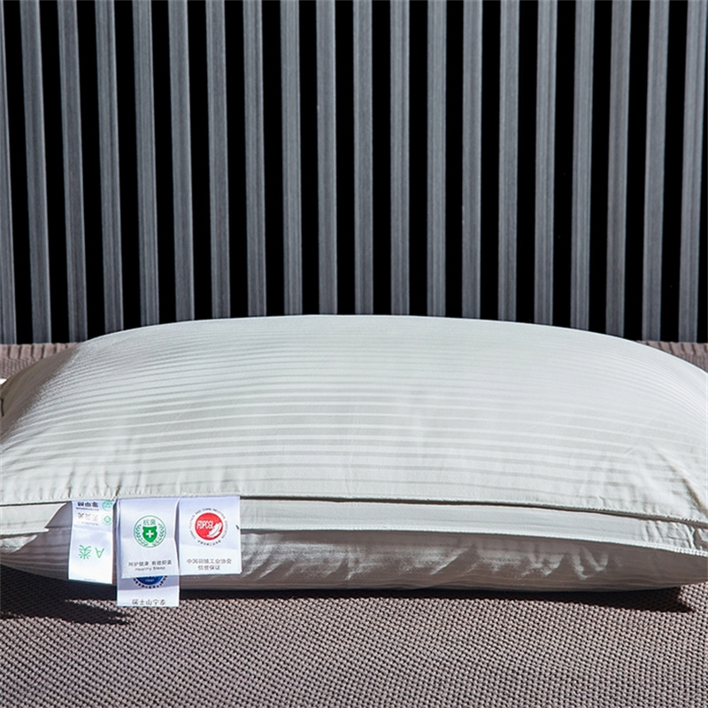 Dreilagiges Füllkissen aus Entendaunen, Satin-Streifenkissen Dreilagiges Füllkissen aus Entendaunen, Satin-Streifenkissen