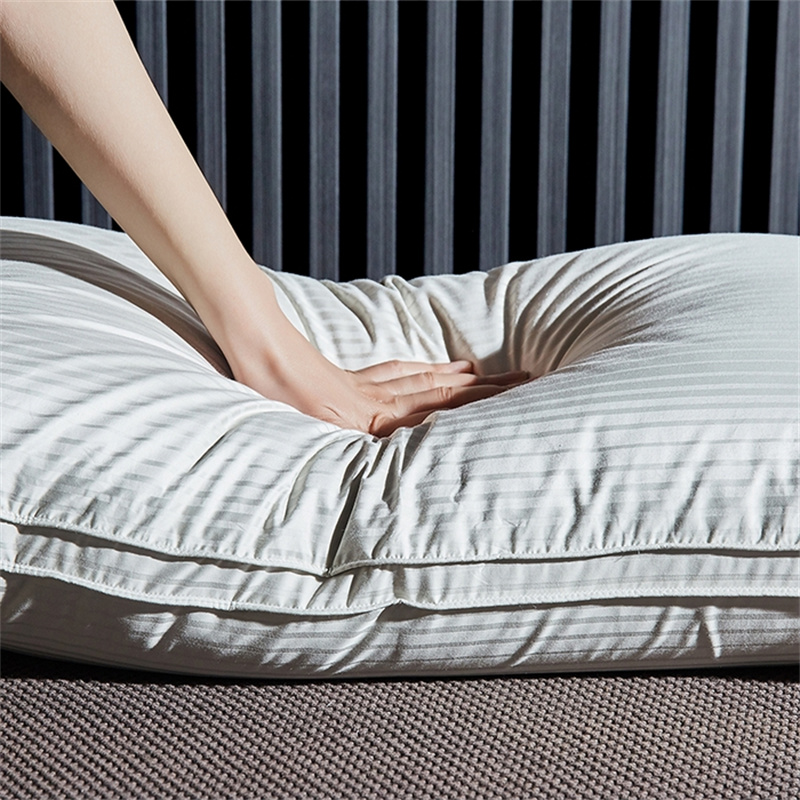 Dreilagiges Füllkissen aus Entendaunen, Satin-Streifenkissen Dreilagiges Füllkissen aus Entendaunen, Satin-Streifenkissen