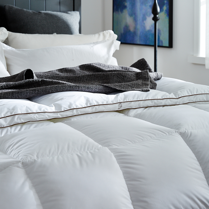 Warme, weiche Entendaunendecke mit Paspelierung aus 100 % Baumwolle Warme, weiche Entendaunendecke mit Paspelierung aus 100 % Baumwolle