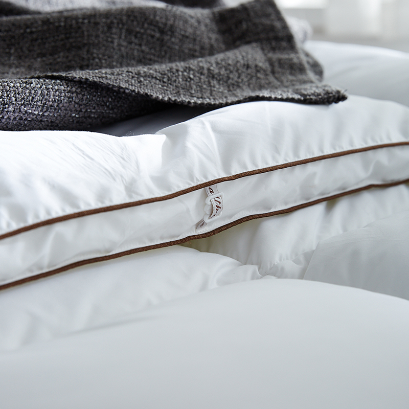 Warme, weiche Entendaunendecke mit Paspelierung aus 100 % Baumwolle Warme, weiche Entendaunendecke mit Paspelierung aus 100 % Baumwolle