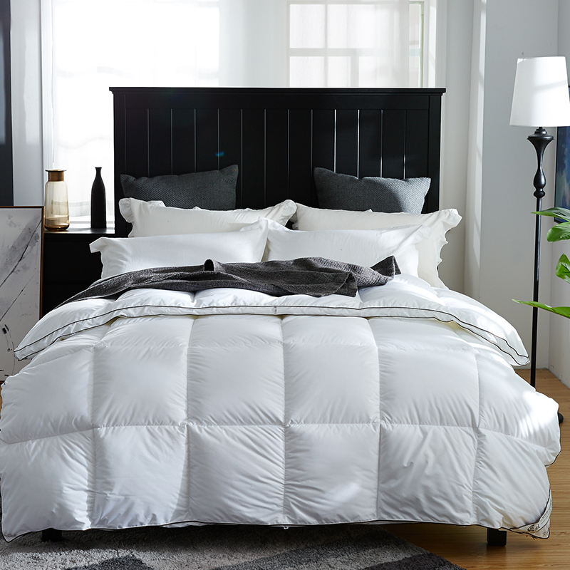 Warme, weiche Entendaunendecke mit Paspelierung aus 100 % Baumwolle