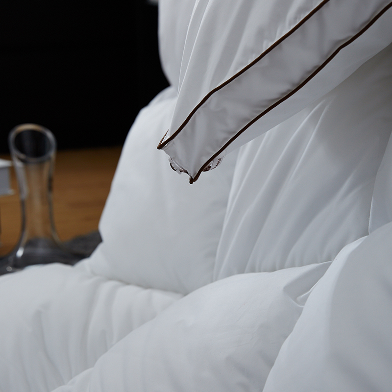 Warme, weiche Entendaunendecke mit Paspelierung aus 100 % Baumwolle Warme, weiche Entendaunendecke mit Paspelierung aus 100 % Baumwolle