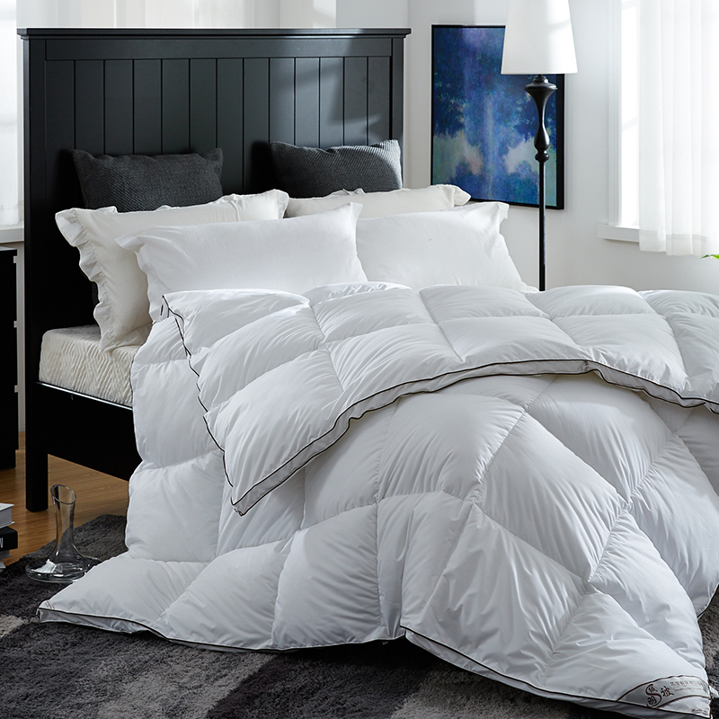 Warme, weiche Entendaunendecke mit Paspelierung aus 100 % Baumwolle Warme, weiche Entendaunendecke mit Paspelierung aus 100 % Baumwolle