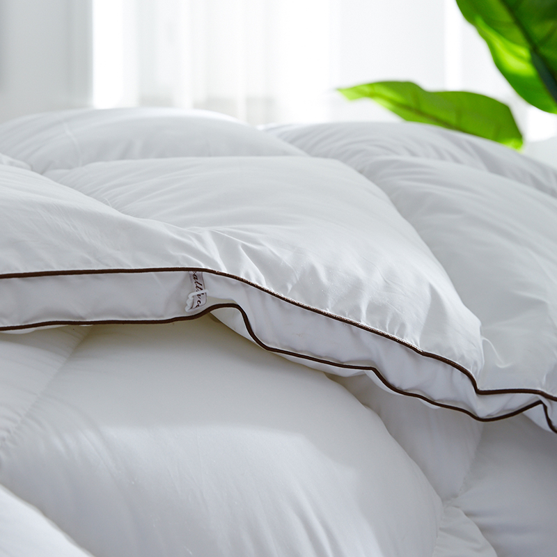 Warme, weiche Entendaunendecke mit Paspelierung aus 100 % Baumwolle Warme, weiche Entendaunendecke mit Paspelierung aus 100 % Baumwolle