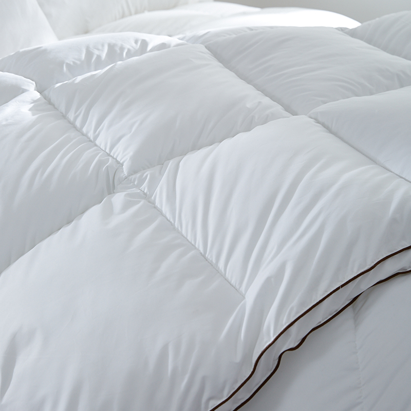 Warme, weiche Entendaunendecke mit Paspelierung aus 100 % Baumwolle Warme, weiche Entendaunendecke mit Paspelierung aus 100 % Baumwolle