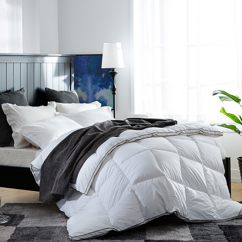 Warme, weiche Entendaunendecke mit Paspelierung aus 100 % Baumwolle Warme, weiche Entendaunendecke mit Paspelierung aus 100 % Baumwolle