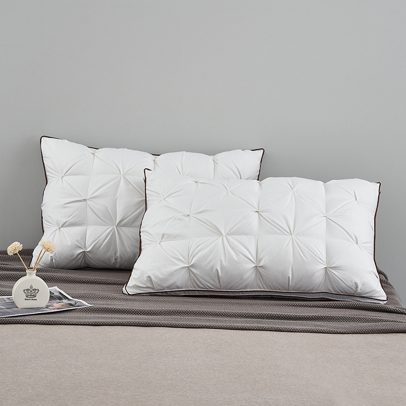 Kissen mit Gänsedaunenfüllung und gedrehter Technologie Kissen mit Gänsedaunenfüllung und gedrehter Technologie
