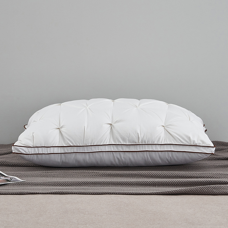 Kissen mit Gänsedaunenfüllung und gedrehter Technologie Kissen mit Gänsedaunenfüllung und gedrehter Technologie