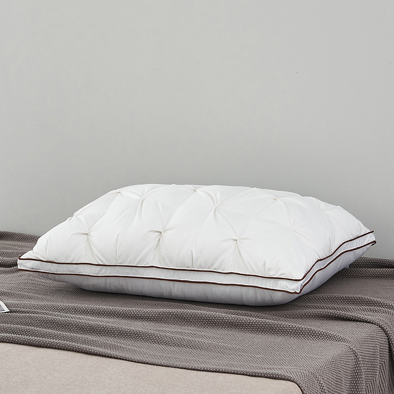 Kissen mit Gänsedaunenfüllung und gedrehter Technologie Kissen mit Gänsedaunenfüllung und gedrehter Technologie