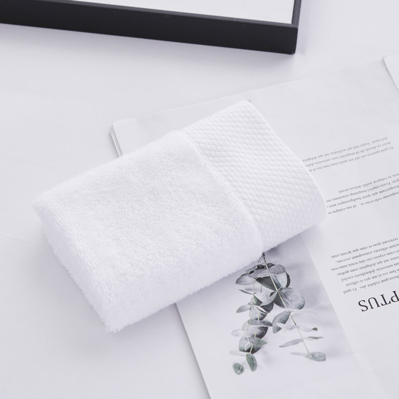 Weißes Hotel-Badetuch mit Jacquard-Bordüre Weißes Hotel-Badetuch mit Jacquard-Bordüre