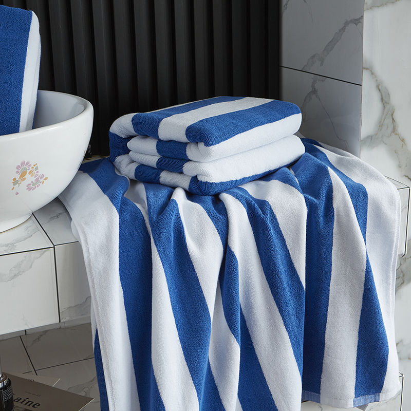 Garngefärbtes Strandtuch mit blauen und weißen Streifen